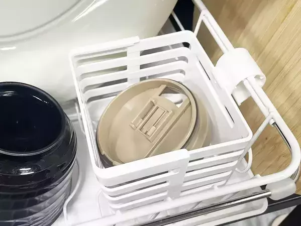100均で見つけた「水切りカゴにつける小物入れ」　手で広げると？「見た目以上に便利」