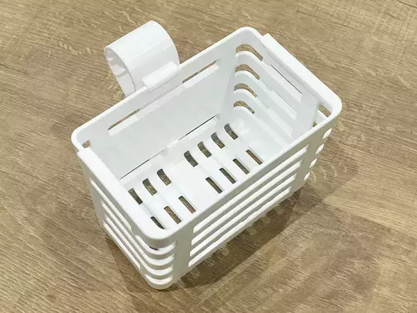 100均で見つけた「水切りカゴにつける小物入れ」　手で広げると？「見た目以上に便利」