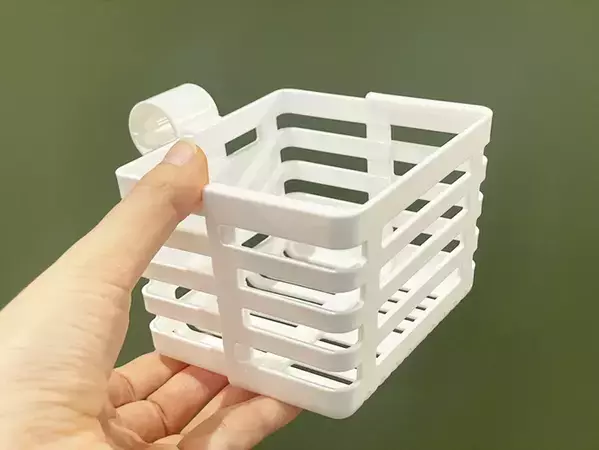 100均で見つけた「水切りカゴにつける小物入れ」　手で広げると？「見た目以上に便利」