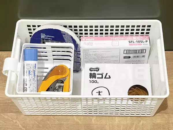 100均で見つけた「水切りカゴにつける小物入れ」　手で広げると？「見た目以上に便利」