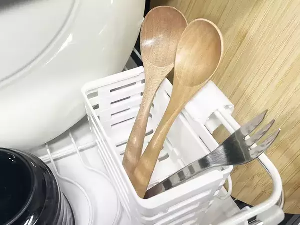 100均で見つけた「水切りカゴにつける小物入れ」　手で広げると？「見た目以上に便利」