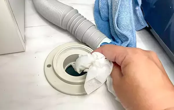 年2回でOK！　実は10分で終わる洗濯機の「排水口掃除」【プロ監修】