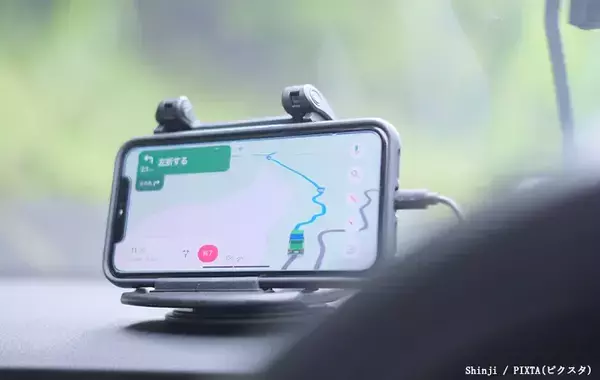 車でスマホ操作、停止中でもアウト？　弁護士に聞いた正しいルール