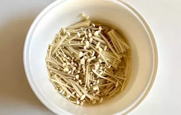 家にある材料でOK！　レンチン3分で完成「エノキの副菜」に家族が喜んだ