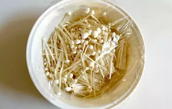 家にある材料でOK！　レンチン3分で完成「エノキの副菜」に家族が喜んだ