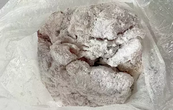 片栗粉に加えるだけ！　から揚げの衣に使ったのは「意外だけどジューシー！」