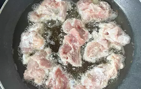 片栗粉に加えるだけ！　から揚げの衣に使ったのは「意外だけどジューシー！」