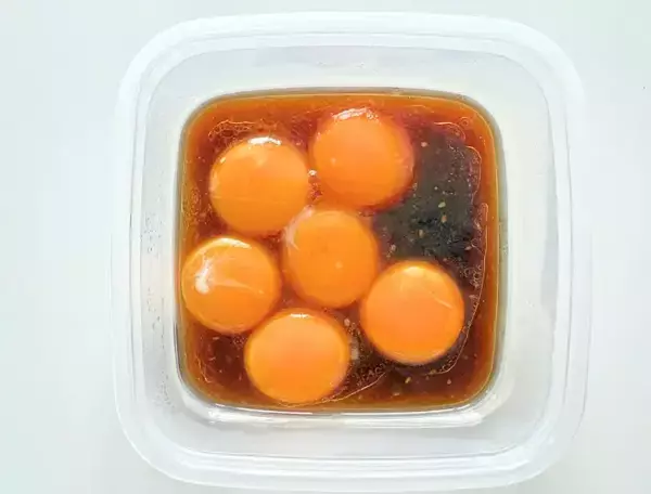 タッパーに材料4つ入れるだけ！　作業5分の「卵おかず」に高校生の息子が絶賛
