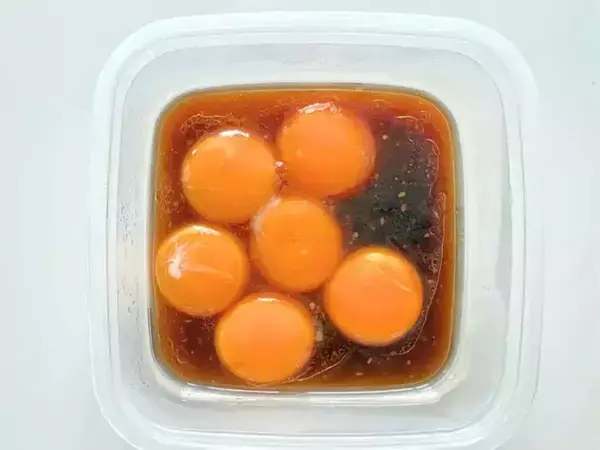 タッパーに材料4つ入れるだけ！　作業5分の「卵おかず」に高校生の息子が絶賛