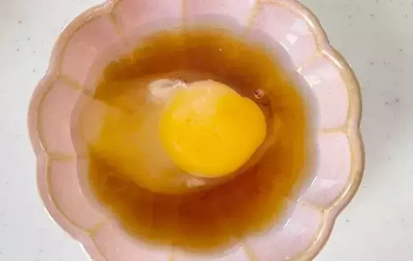 卵1個で大満足！　レンチン煮卵風に「毎朝これでもいい」「最高だわ」