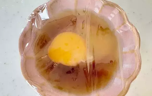卵1個で大満足！　レンチン煮卵風に「毎朝これでもいい」「最高だわ」
