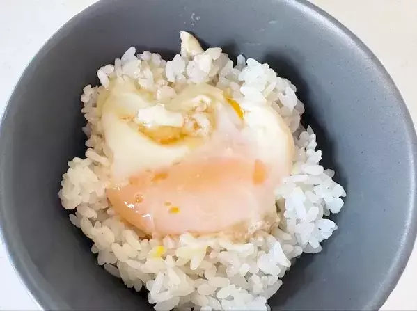 卵1個で大満足！　レンチン煮卵風に「毎朝これでもいい」「最高だわ」