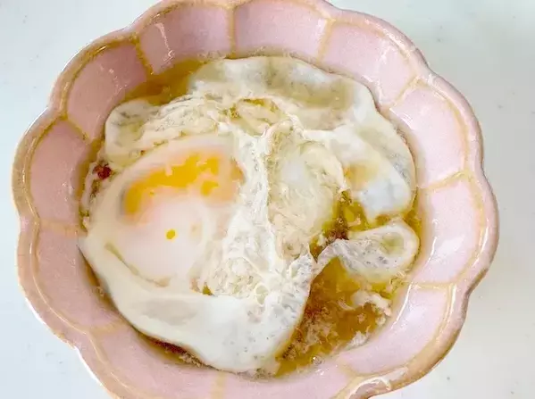 卵1個で大満足！　レンチン煮卵風に「毎朝これでもいい」「最高だわ」