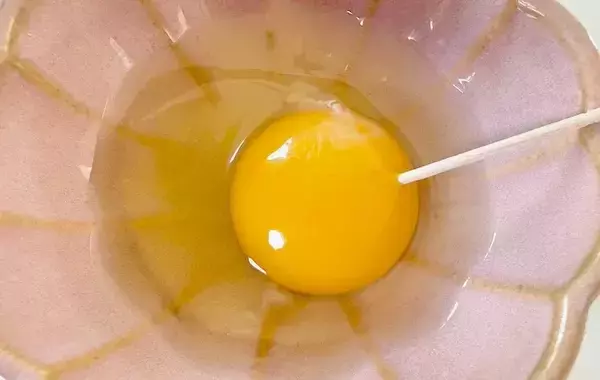 卵1個で大満足！　レンチン煮卵風に「毎朝これでもいい」「最高だわ」