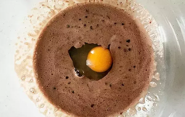 スーパーカップ、そのまま食べない！　ホットケーキミックスと混ぜて焼けば「しっとりケーキになった」