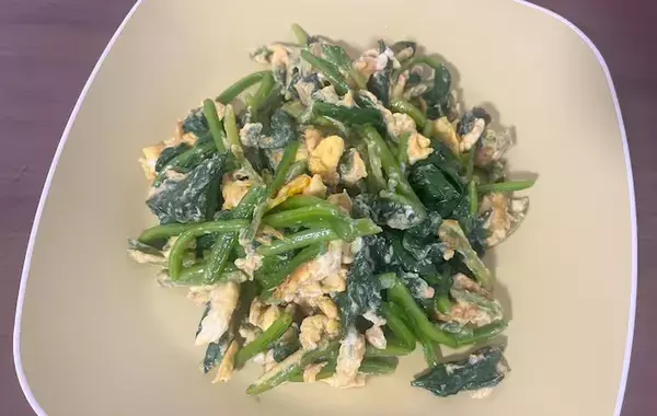 【調理10分】ほうれん草1袋ペロリ！　おひたしじゃない食べ方に「夫が絶賛」