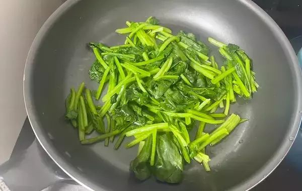 【調理10分】ほうれん草1袋ペロリ！　おひたしじゃない食べ方に「夫が絶賛」