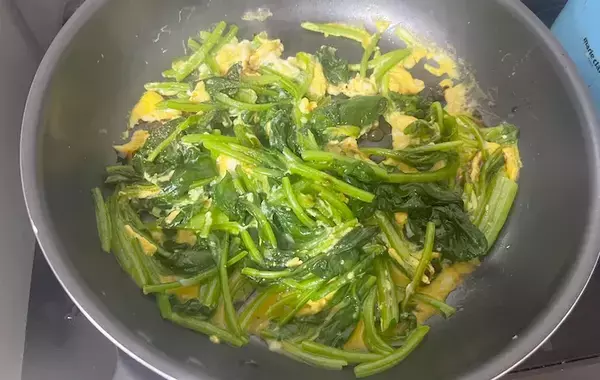 【調理10分】ほうれん草1袋ペロリ！　おひたしじゃない食べ方に「夫が絶賛」