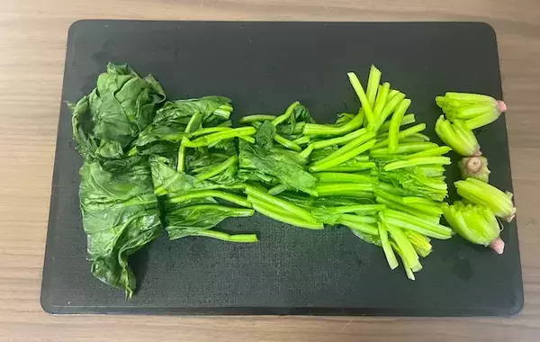【調理10分】ほうれん草1袋ペロリ！　おひたしじゃない食べ方に「夫が絶賛」