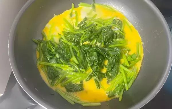 【調理10分】ほうれん草1袋ペロリ！　おひたしじゃない食べ方に「夫が絶賛」
