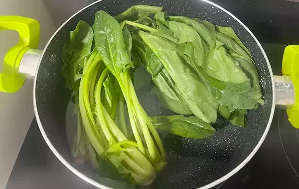 【調理10分】ほうれん草1袋ペロリ！　おひたしじゃない食べ方に「夫が絶賛」