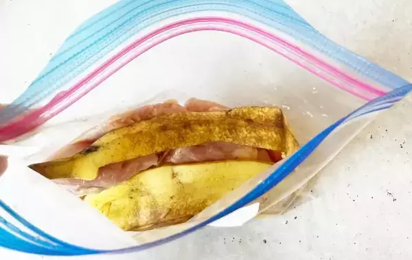 保存袋にとり肉とバナナの皮？　廃棄予定のモノを活用した“簡単”おかず