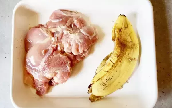 保存袋にとり肉とバナナの皮？　廃棄予定のモノを活用した“簡単”おかず