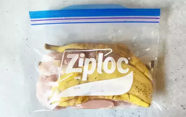 保存袋にとり肉とバナナの皮？　廃棄予定のモノを活用した“簡単”おかず