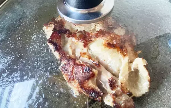 保存袋にとり肉とバナナの皮？　廃棄予定のモノを活用した“簡単”おかず