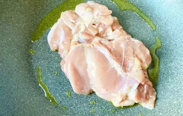 保存袋にとり肉とバナナの皮？　廃棄予定のモノを活用した“簡単”おかず