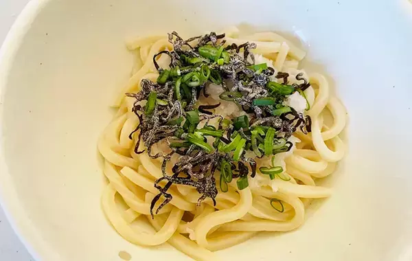 まだめんつゆかけてる？　冷凍うどんの意外な食べ方に「味が一発で決まった」【10分レシピ】