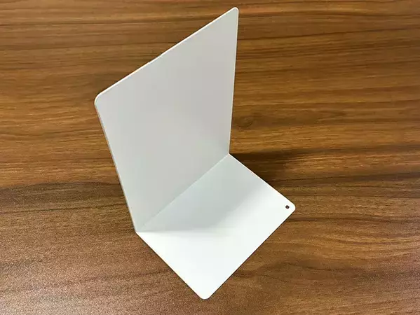 ブックエンドの便利な『じゃない使い方』　小物を浮かせる2つの収納法に「早くやればよかった」