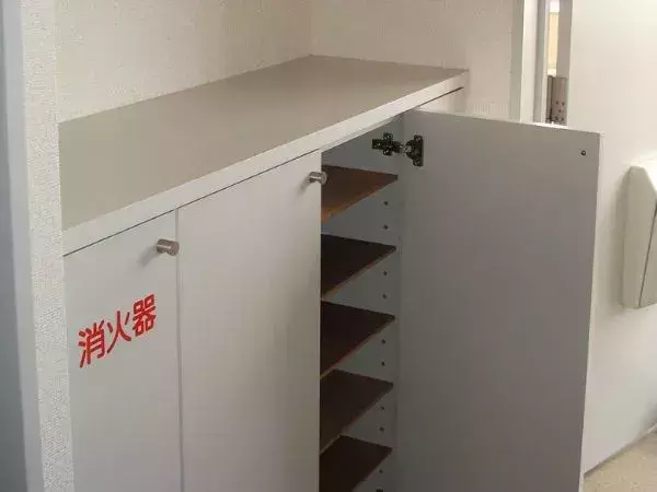 下駄箱の扉裏に『3つの100均グッズ』　手軽なDIYで収納力アップ！【100均収納術4選】