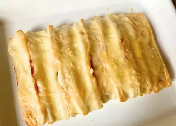 ちくわ4本にのせて焼くだけ！　材料3つの節約おかずに「シンプルなのに飽きない！」