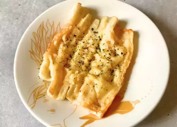 ちくわ4本にのせて焼くだけ！　材料3つの節約おかずに「シンプルなのに飽きない！」