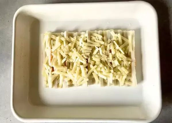 ちくわ4本にのせて焼くだけ！　材料3つの節約おかずに「シンプルなのに飽きない！」