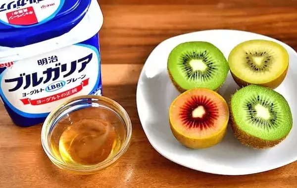 カフェで出てくるやつ？　簡単なのに見栄えする「キウイとヨーグルトの冷凍おやつ」【管理栄養士】