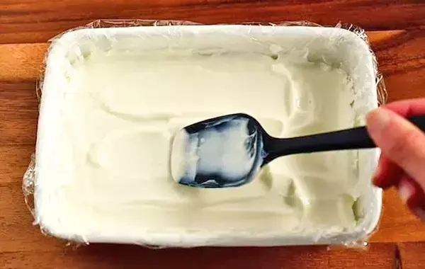 カフェで出てくるやつ？　簡単なのに見栄えする「キウイとヨーグルトの冷凍おやつ」【管理栄養士】