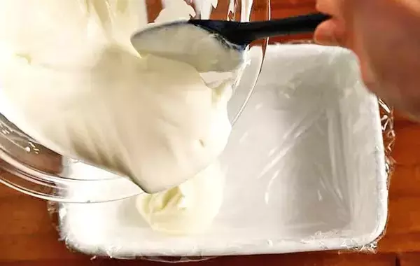 カフェで出てくるやつ？　簡単なのに見栄えする「キウイとヨーグルトの冷凍おやつ」【管理栄養士】
