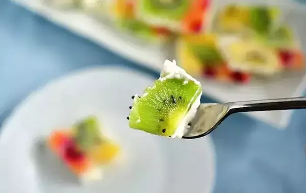 カフェで出てくるやつ？　簡単なのに見栄えする「キウイとヨーグルトの冷凍おやつ」【管理栄養士】