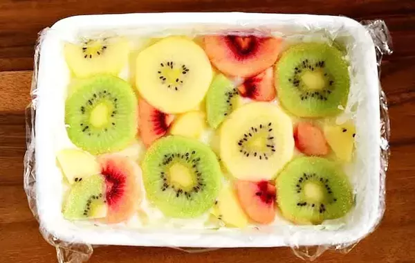 カフェで出てくるやつ？　簡単なのに見栄えする「キウイとヨーグルトの冷凍おやつ」【管理栄養士】