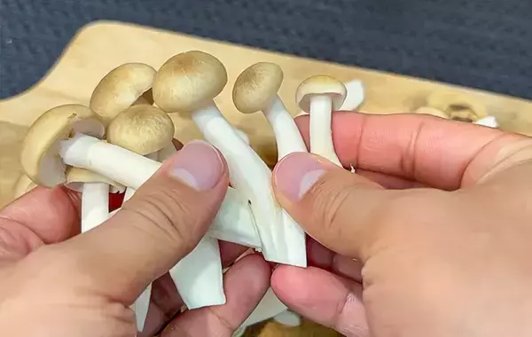 シメジの石づき、こう切って！　無駄なく使えてパラパラほぐれる「カットの裏技」