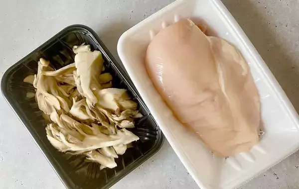 むね肉『丸ごと1枚』入れてスイッチ押すだけ！　できた一品に「パサつきなし」【炊飯器レシピ】