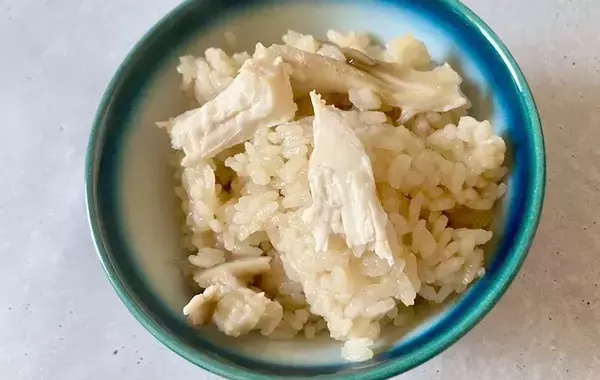 むね肉『丸ごと1枚』入れてスイッチ押すだけ！　できた一品に「パサつきなし」【炊飯器レシピ】
