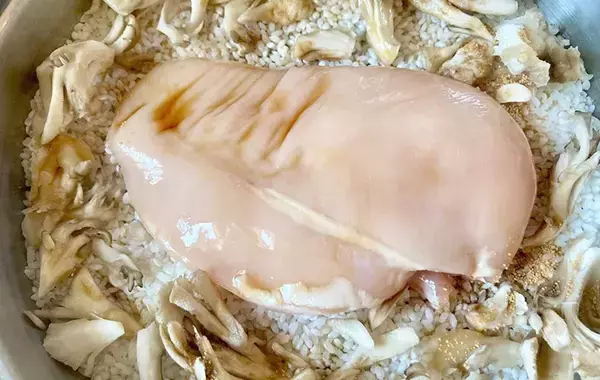 むね肉『丸ごと1枚』入れてスイッチ押すだけ！　できた一品に「パサつきなし」【炊飯器レシピ】