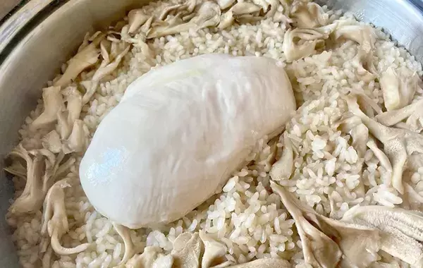 むね肉『丸ごと1枚』入れてスイッチ押すだけ！　できた一品に「パサつきなし」【炊飯器レシピ】