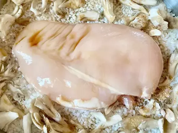 むね肉『丸ごと1枚』入れてスイッチ押すだけ！　できた一品に「パサつきなし」【炊飯器レシピ】