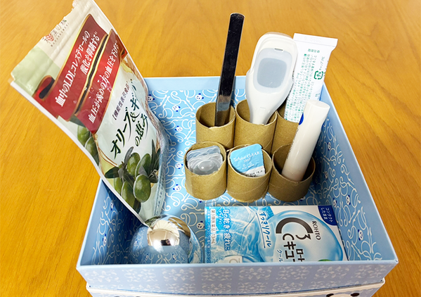 『アルミホイルの芯』を包丁で切ると…　完成した便利な収納アイテムに「小物がスッキリ！」