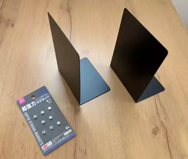 100均のブックエンド2つに磁石を貼ると…　冷蔵庫の収納が劇的に変わった！