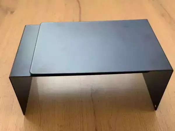 100均のブックエンド2つに磁石を貼ると…　冷蔵庫の収納が劇的に変わった！